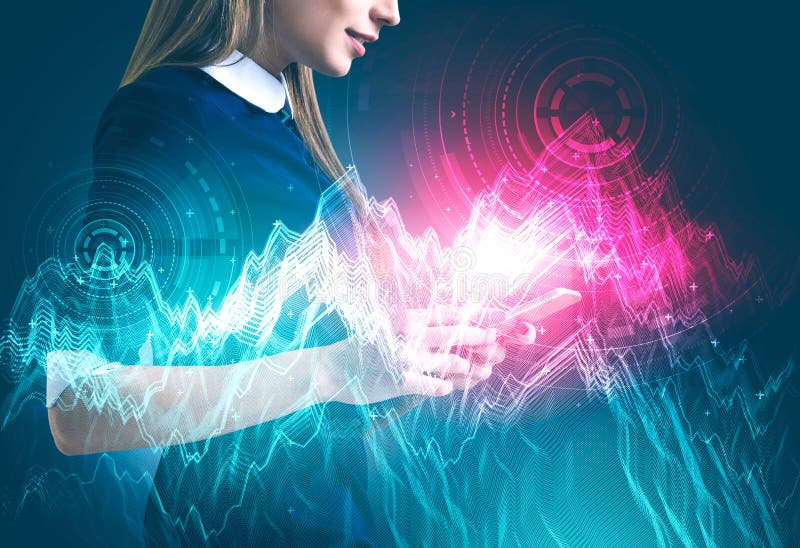 Επιχειρηματίας με το smartphone, γραφικές παραστάσεις και hud στοκ φωτογραφία με δικαίωμα ελεύθερης χρήσης